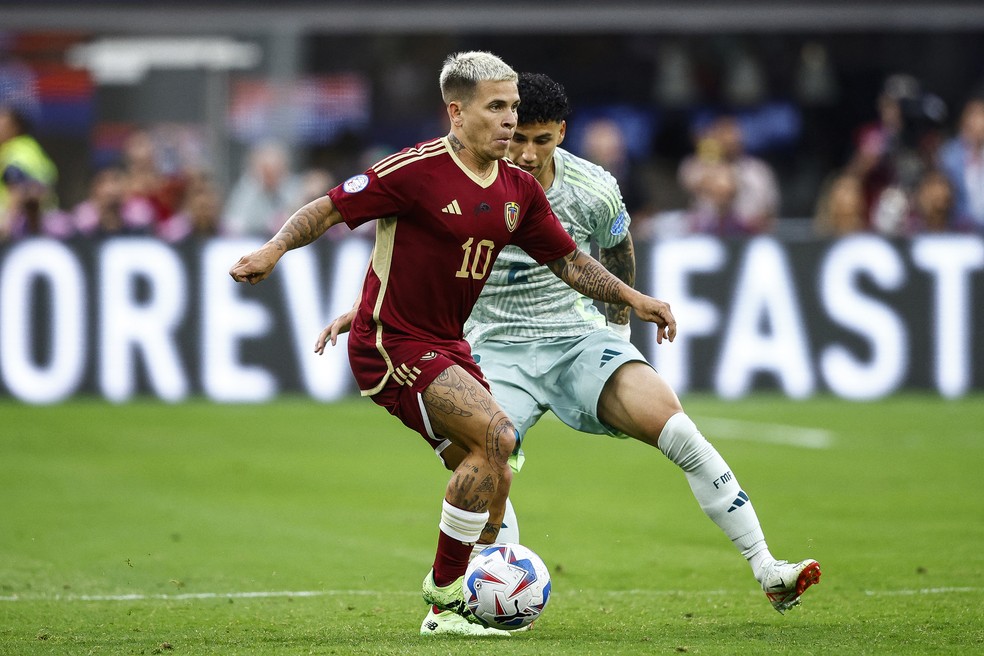 Soteldo, novo reforço do Fluminense, em ação pela seleção da Venezuela — Foto: Ronald Martinez/Getty Images/AFP
