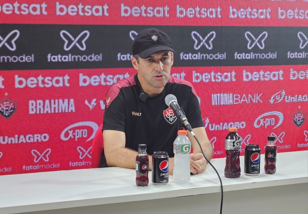 Léo Condé reclamou da arbitragem — Foto: Renan Pinheiro