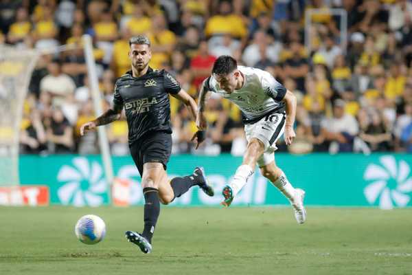Defesa frágil, trio decisivo: Corinthians garante virada e vitória importante.