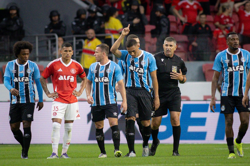 Carlos Vinicius aponta para o céu após gol pelo Grêmio no Gre-Nal — Foto: Maxi Franzoi / Agif