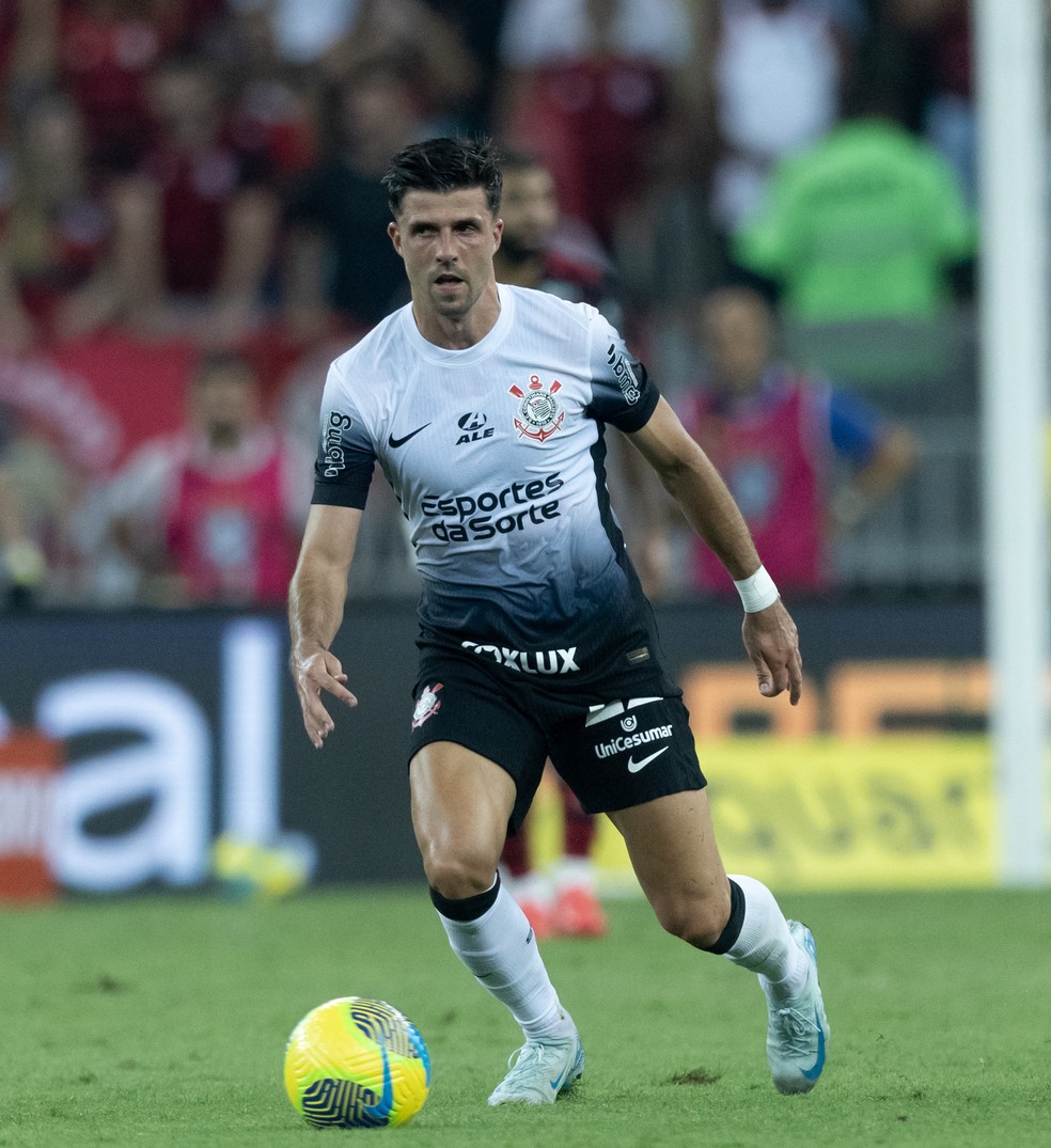 Héctor Hernández atuou como titular do Corinthians diante do Flamengo