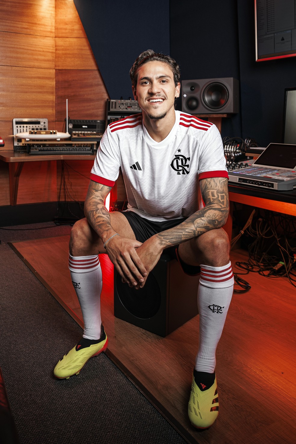 Pedro é um dos modelos do lançamento do novo uniforme 2 do Flamengo — Foto: Divulgação/Adidas