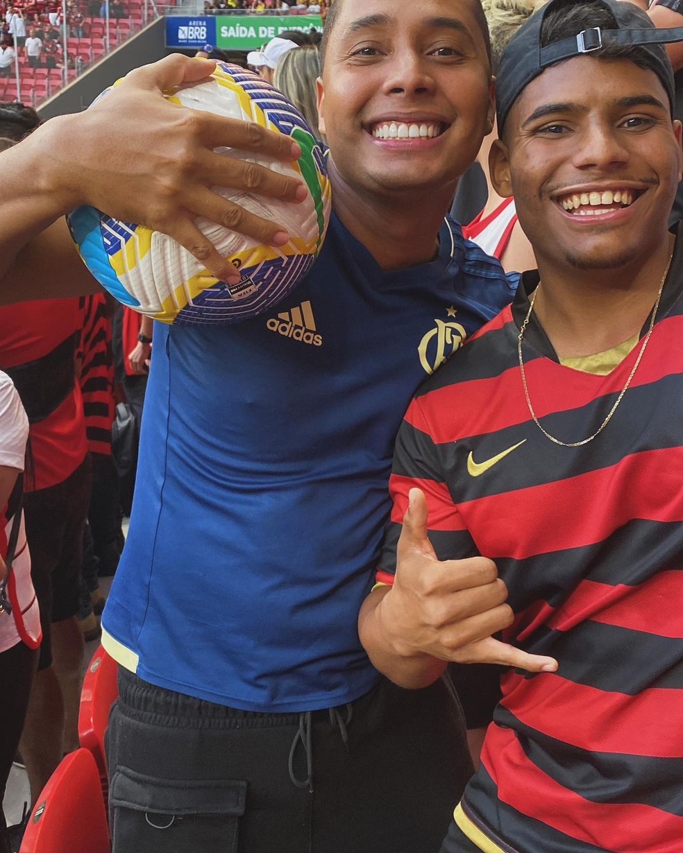 Edinho e Erik, torcedores do Flamengo com a bola do pênalti