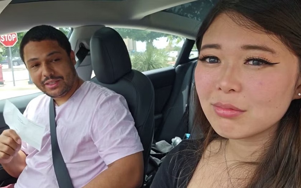 Momento em que ExtraEmily revela que deixou cheque de R$ 10 mil expirar — Foto: twitch.tv/extraemily