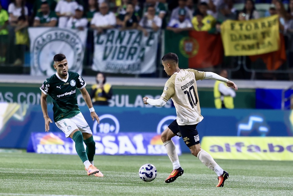 Andreas Pereira enfrenta Coutinho no jogo entre Palmeiras x Vasco — Foto: Marcello Zambrana/AGIF