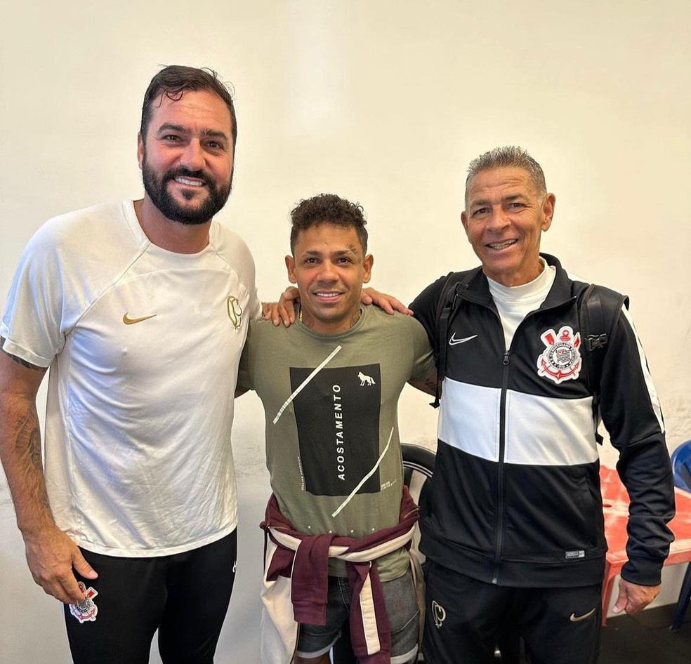 Elton com Danilo e Zé Augusto em visita recente ao Corinthians — Foto: Reprodução