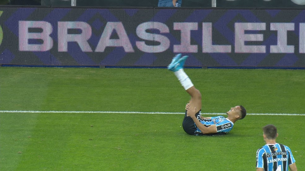 Gustavo Martins tem problema muscular no Grêmio — Foto: Reprodução/Premiere