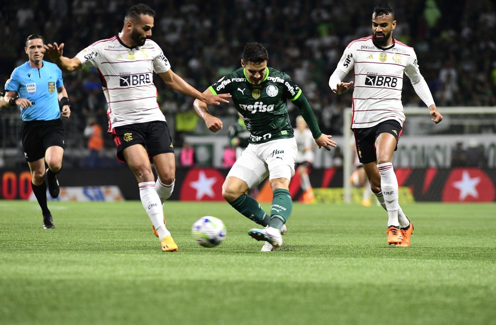 Fabrício Bruno e Thiago Maia disputam jogada com Raphael Veiga — Foto: Marcos Ribolli