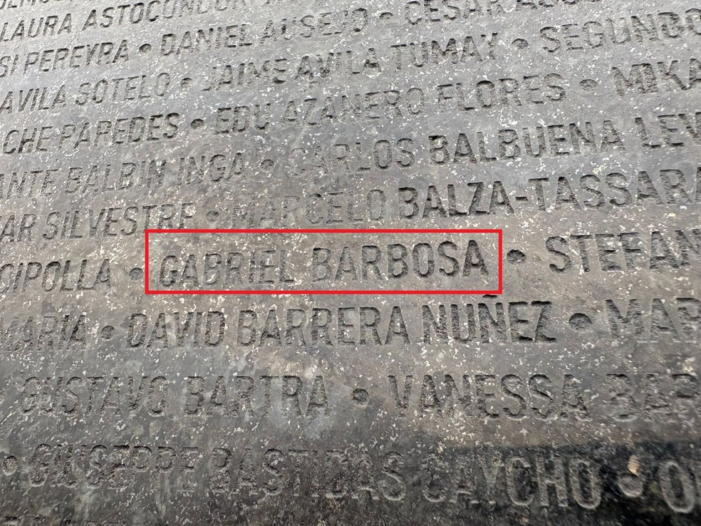Nome de Gabigol está gravado em estátua no Estádio Monumental de Lima — Foto: Emanuelle Ribeiro