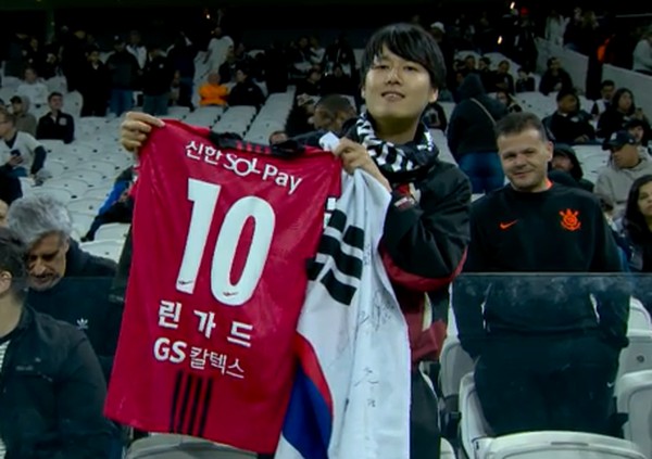 Loucura pelo Timão! Sul-coreano atravessa o mundo para ver o Corinthians em Itaquera.