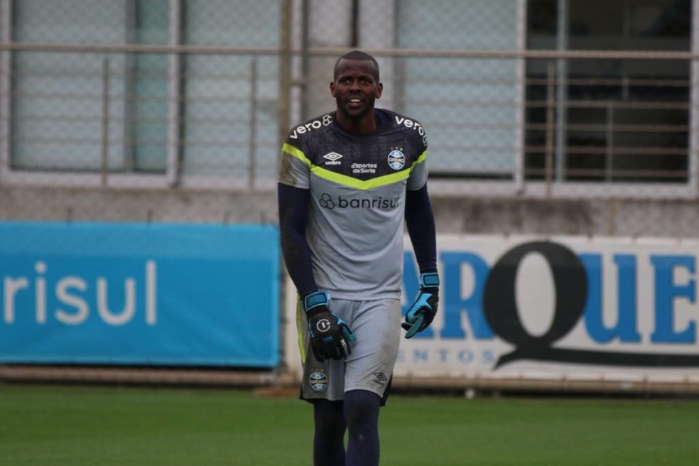Goleiro Caíque em treino do Grêmio — Foto: Gabriel Girardon