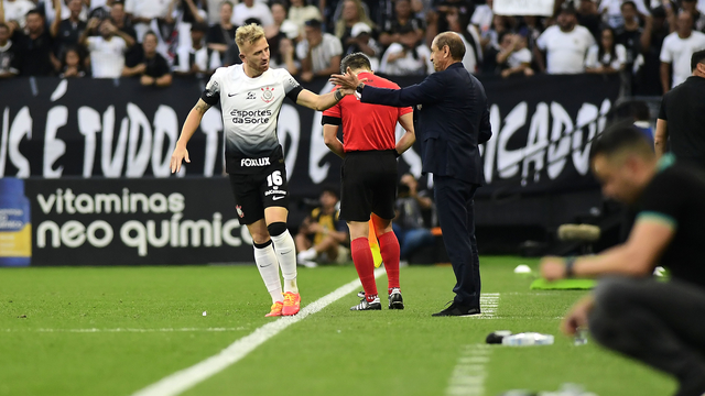 Pedro Henrique e Ramón Díaz comemoram empate do Corinthians