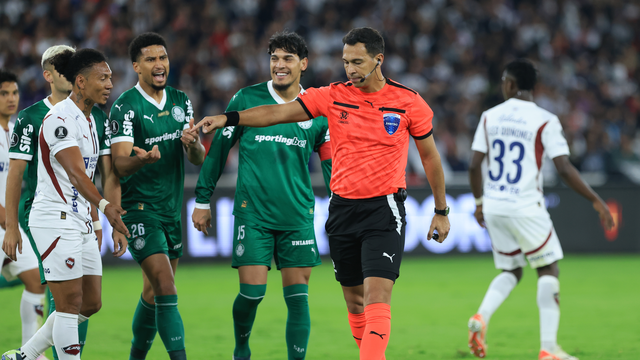 Gustavo Gómez reclama de pênalti marcado em LDU x Palmeiras