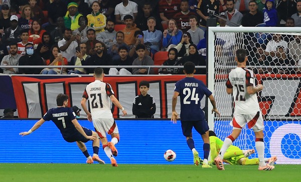 Rossi falha em gol de Kvaratskhelia em PSG x Flamengo &mdash; Foto: Thaier Al-Sudani/Reuters