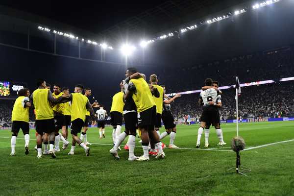 Corinthians busca vitória em Itaquera após jejum de 45 dias sem vencer