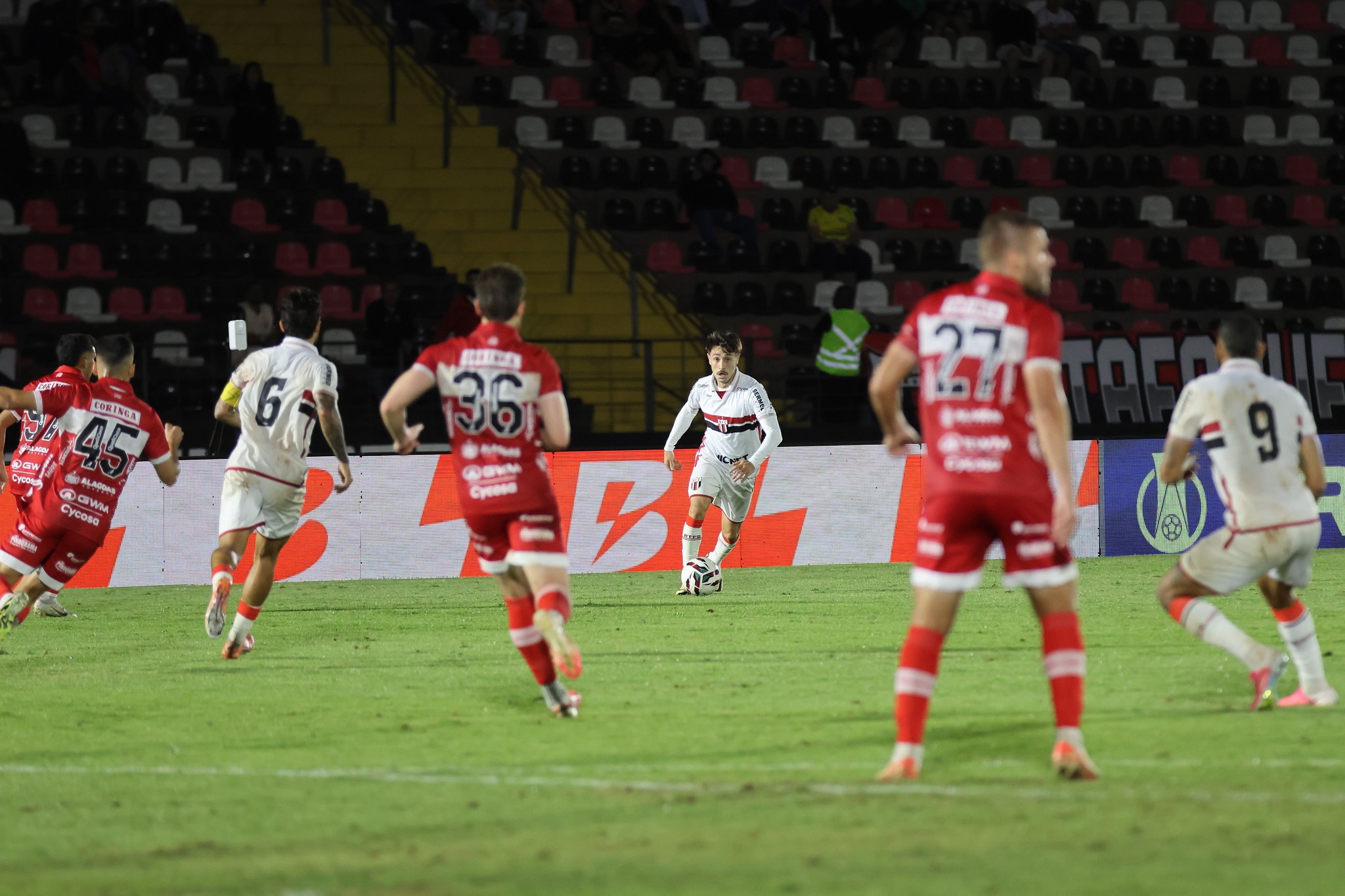 Tencati valoriza volume ofensivo, mas aponta falta de precisão após derrota do Botafogo-SP
