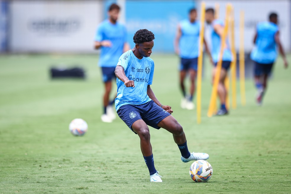 Gabriel Mec em treino do Grêmio no início do ano — Foto: Lucas Uebel/Grêmio