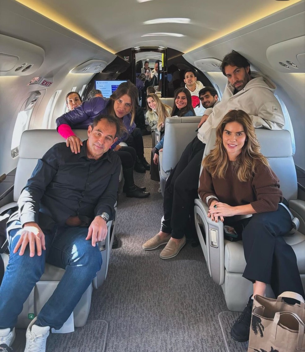 Giuliano Bertolucci ao lado da famlia em avio particular - Foto: Reproduo/Instagram