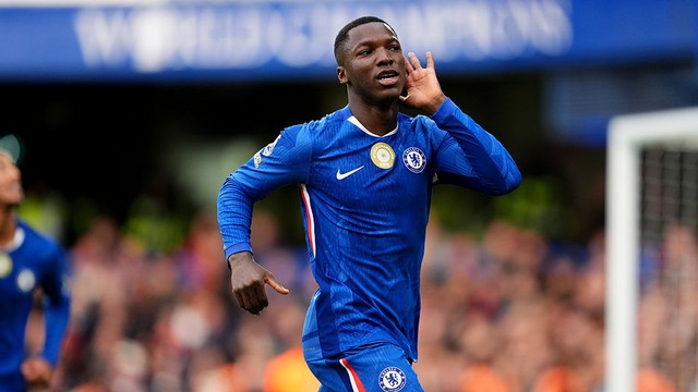 Caicedo comemora gol pelo Chelsea contra o Liverpool