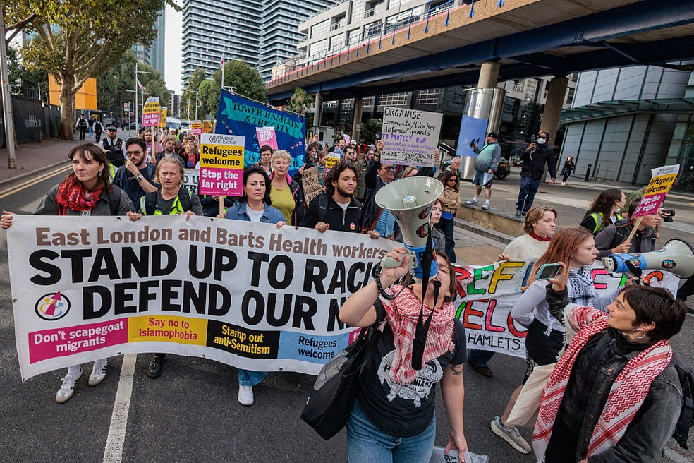 Manifestantes em Londres mostram apoio a imigrantes e criticam racismo e grupos de extrema direita &mdash; Foto: Getty Images