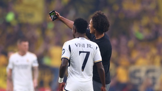 Champions League: invasões no campo interrompem final em Wembley