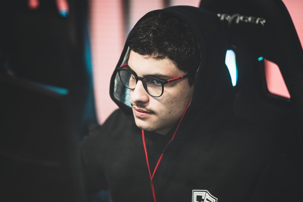 Matheus `brutt` Coelho playing his last official match, concealing a wet towel under his hood to alleviate headaches.