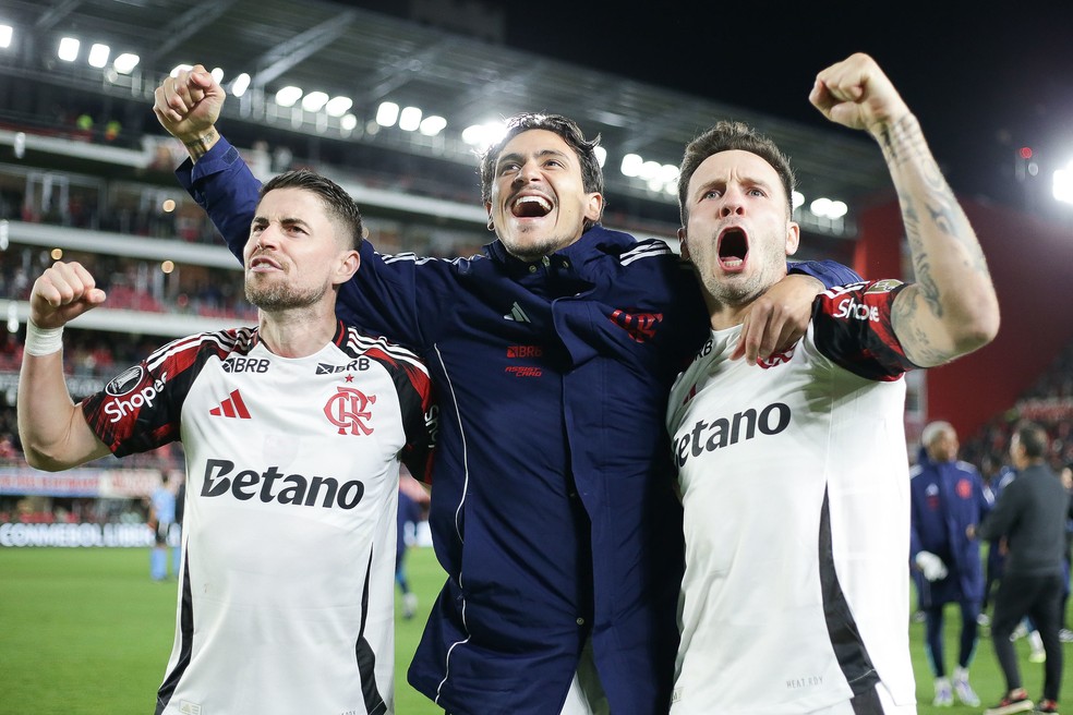 Jorginho, Pedro e Saúl comemoram a classificação do Flamengo na Libertadores — Foto: Gilvan Souza / Flamengo