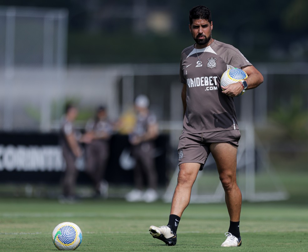 António Oliveira pode contar com o retorno de Paulinho nesta quarta-feira — Foto: Rodrigo Coca/Ag. Corinthians