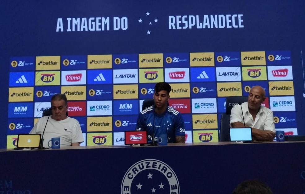 Kaio Jorge e o pai em coletiva de apresentação no Cruzeiro — Foto: Giovanna Oliveira