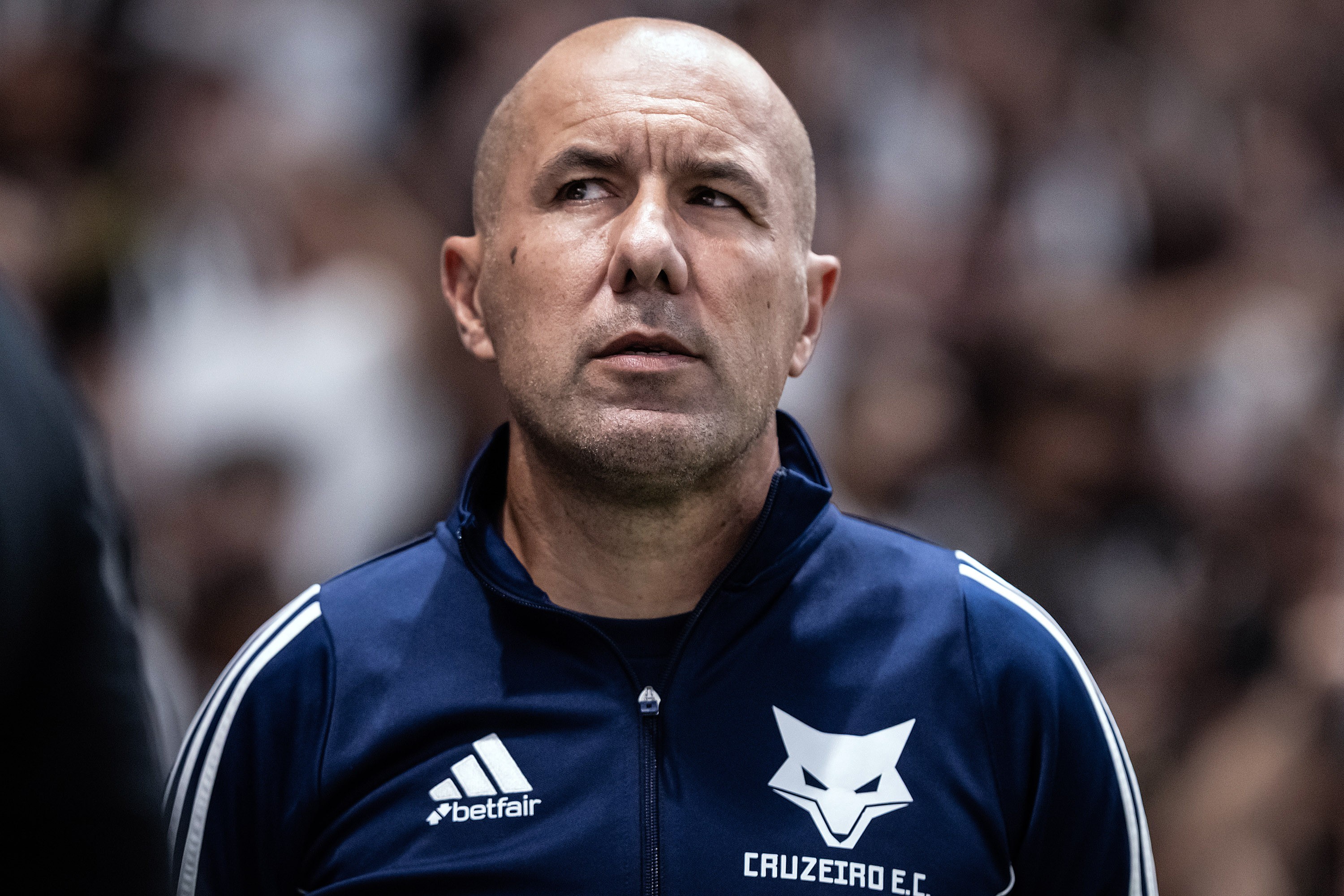 Árbitro de clássico é criticado por técnico do Cruzeiro após expulsões injustas.