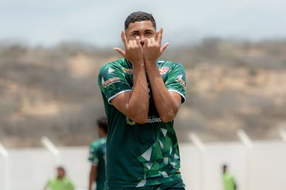 Jogador Kaká comemorando gol com torcida ao fundo