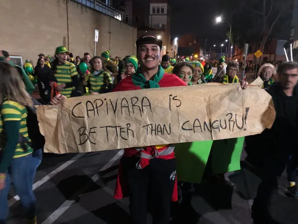 Capivara melhor que o canguru? 😂 Torcida do Brasil rouba a cena