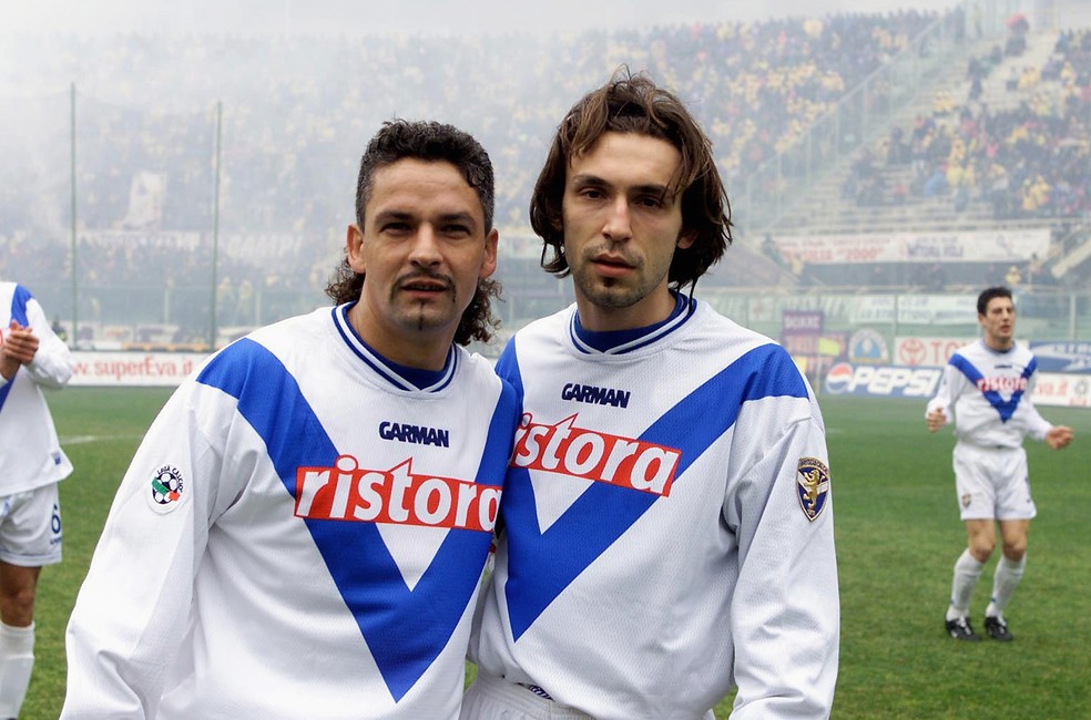 Andrea Pirlo começou sua carreira como jogador no Brescia ao lado de Baggio e treinado por Mircea Lucescu — Foto: Getty Images