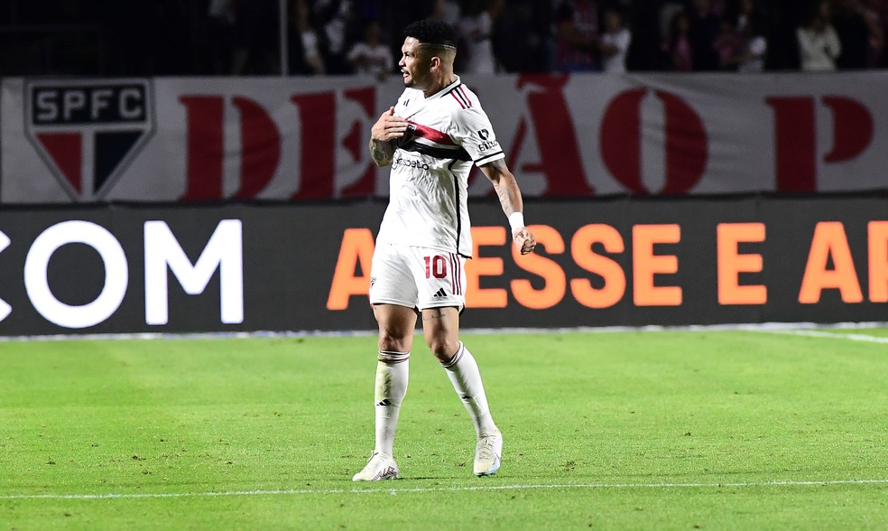 Luciano comemora gol da vitória do São Paulo contra o Fluminense — Foto: Marcos Ribolli