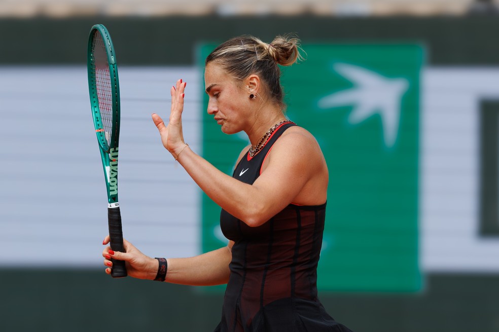 Aryna Sabalenka lamenta ponto em derrota nas quartas de Roland Garros — Foto: Tnani Badreddine/DeFodi Images/DeFodi via Getty Images