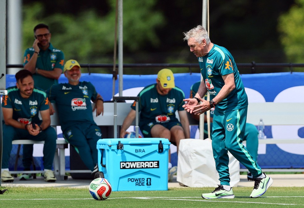 Ancelotti embaixadinha durante treino da Seleção Brasileira