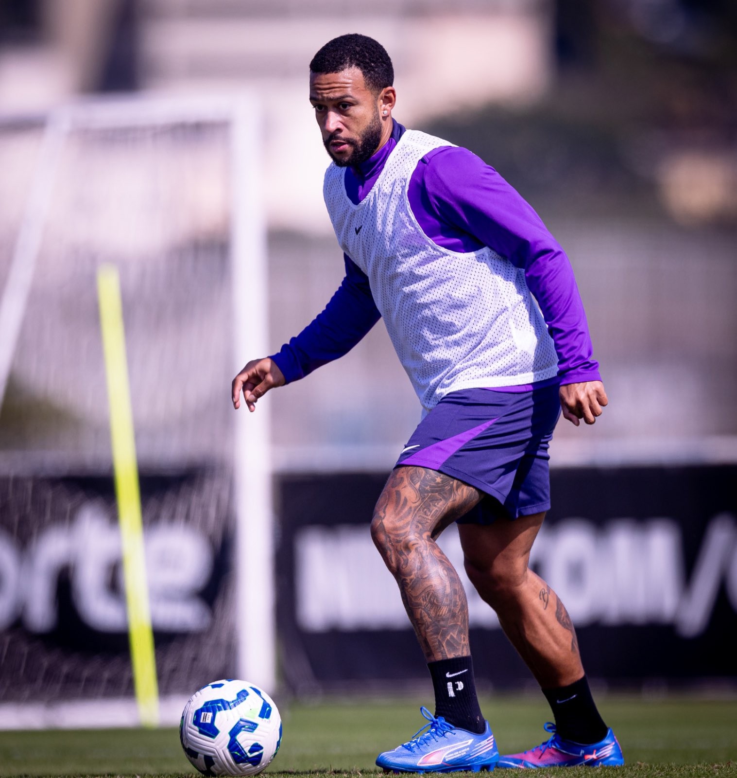 Memphis se reúne com diretoria e retorna aos treinos no Corinthians