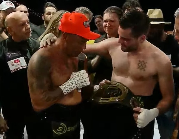 Acelino Popó dá cinturão para Guilherme Grillo após a luta — Foto: Reprodução/Youtube