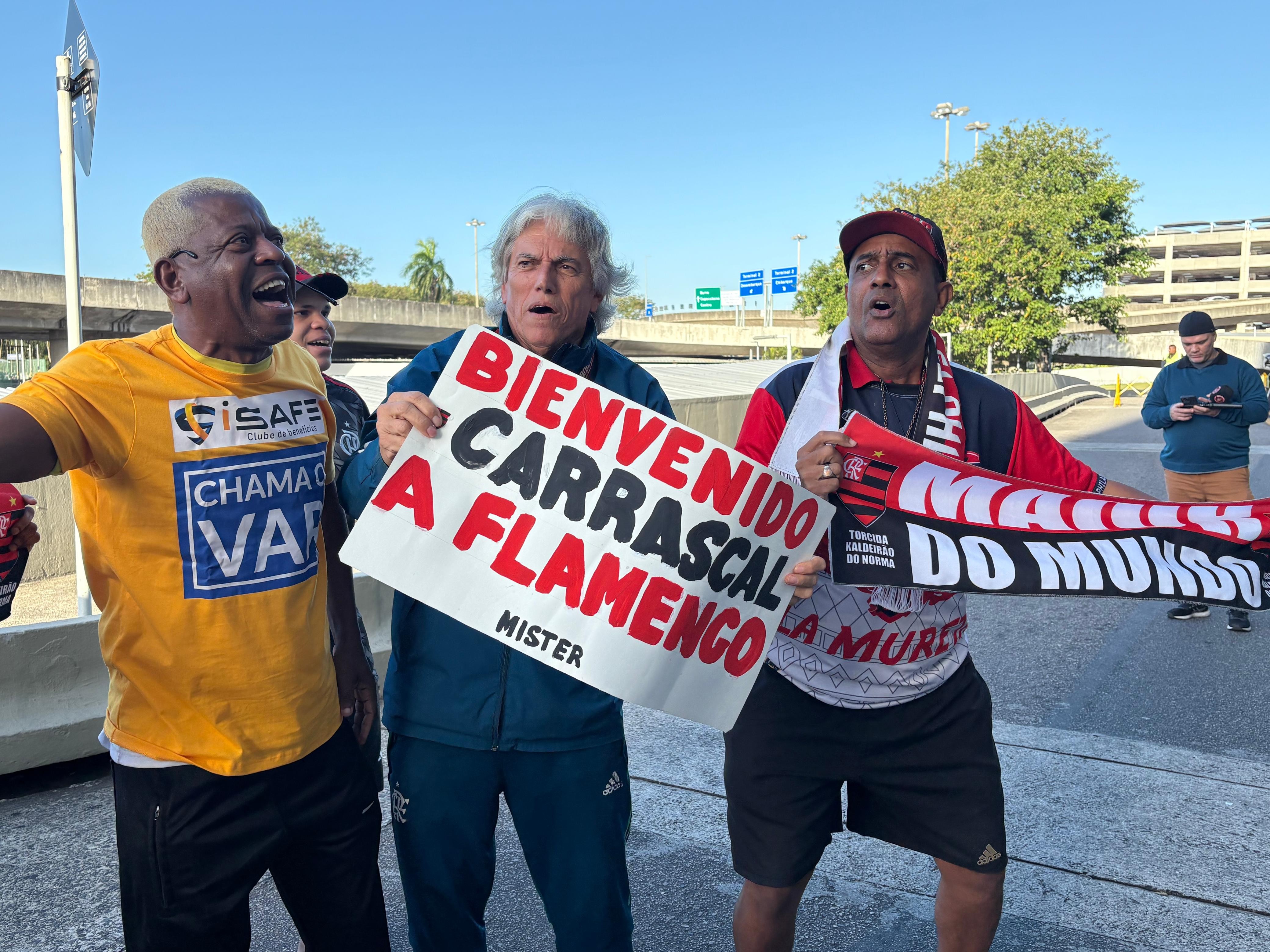 Carrascal chega ao Rio para assinar com o Flamengo