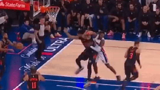 Briga esquenta jogo entre Knicks e Pistons na NBA; vídeo