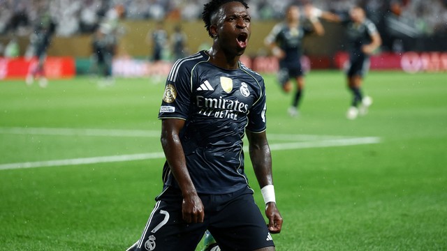 Vini Jr comemora gol em Real Madrid x RB Salzburg