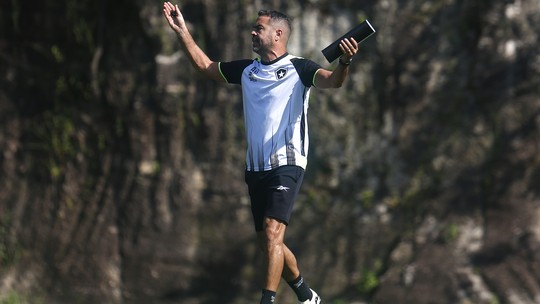 Escalação do Botafogo: Artur Jorge mantém trinca no meio e tem  desfalques no ataque