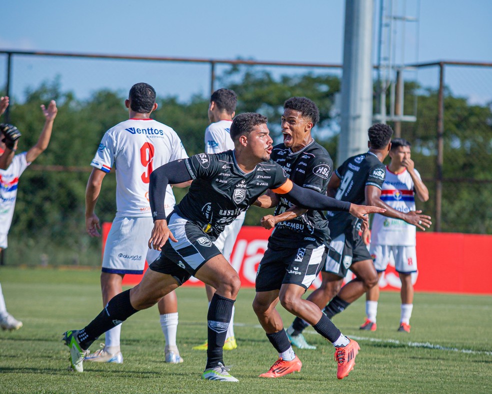 Votuporanguense virou a partida duas vezes &mdash; Foto: @tiagodiasfotografia