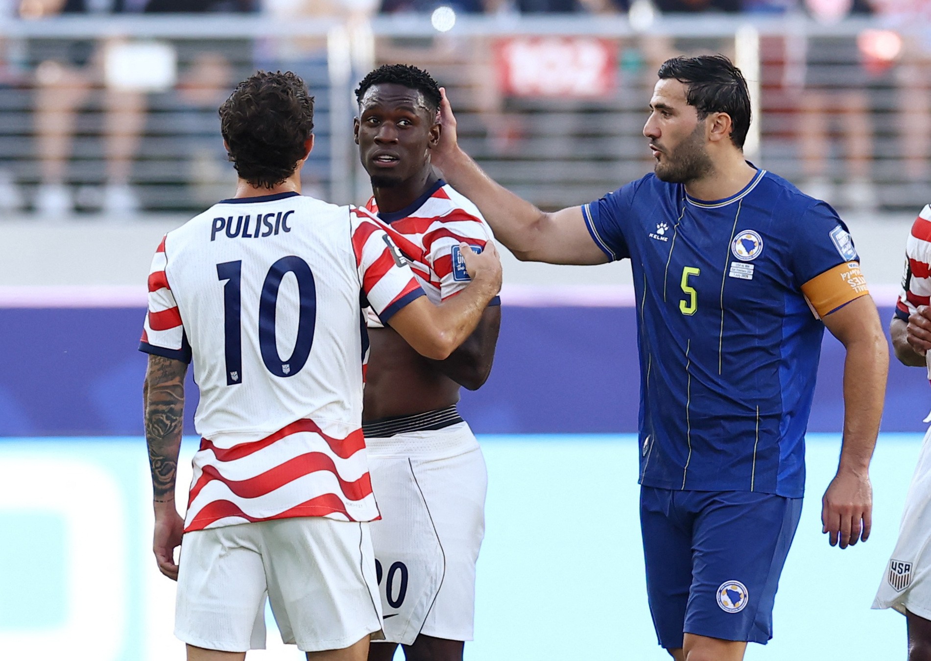Balogun se despede do jogo com gesto nobre após expulsão na Copa do Mundo