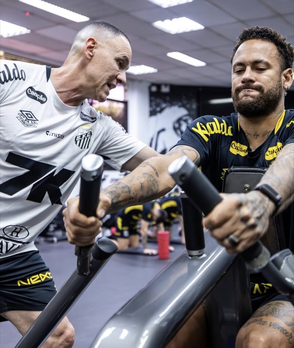 Neymar com Ricardo Rosa, seu preparador físico particular, em trabalho no Santos — Foto: Diego Sanches/Santos