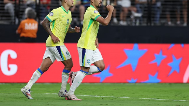 Paquetá comemora gol do Brasil contra o Paraguai