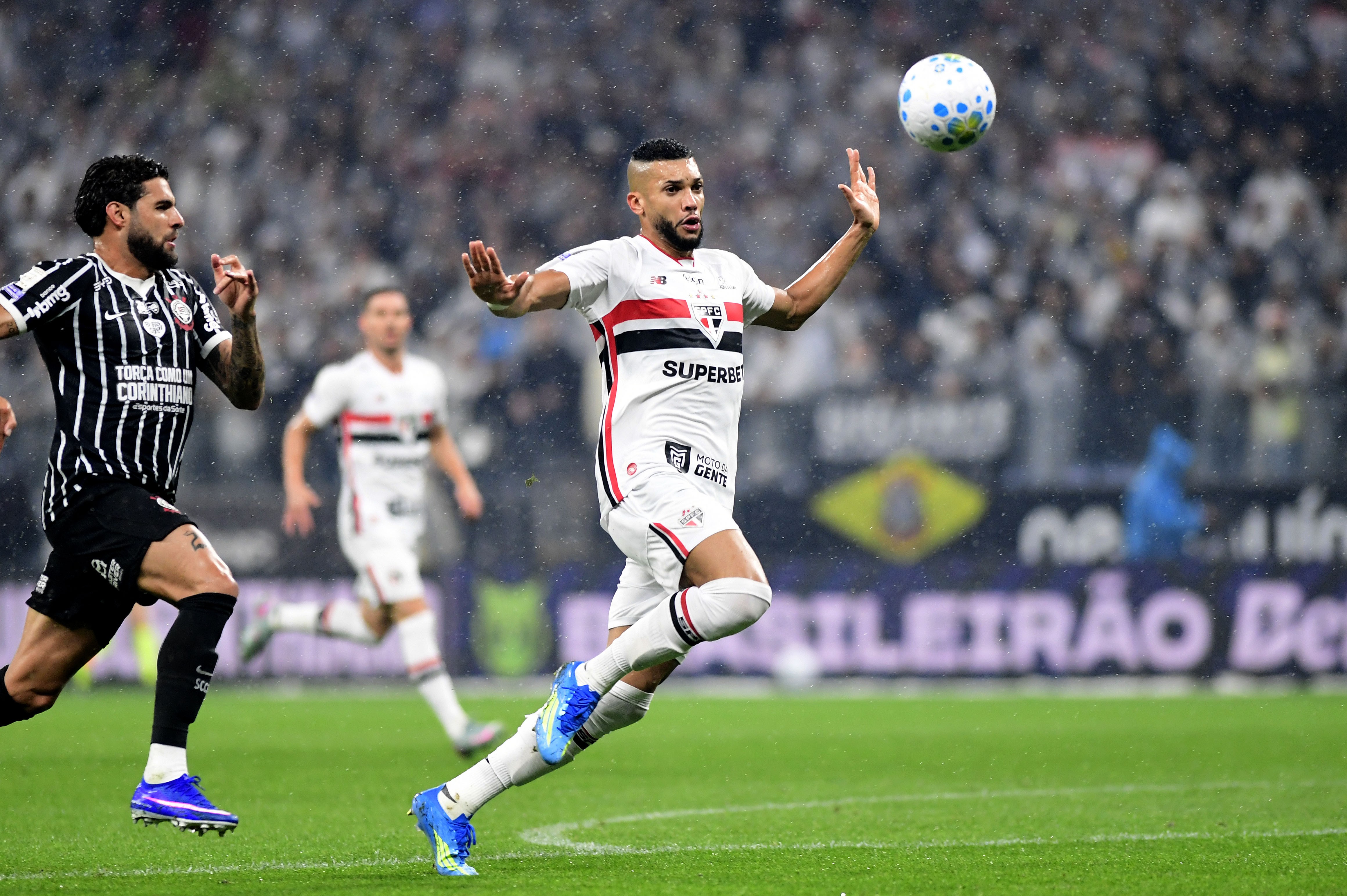 Saída de Dória faz São Paulo aumentar urgência por reforços e abrir espaço a jovens na defesa