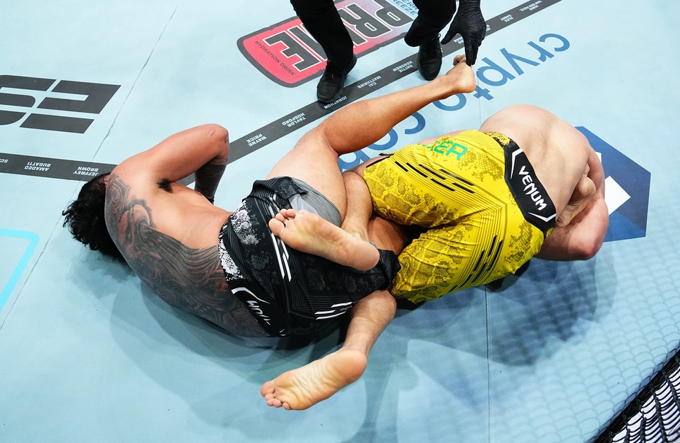 Valter Walker (de amarelo) finaliza Junior Tafa no UFC 305 — Foto: Jeff Bottari/Zuffa LLC