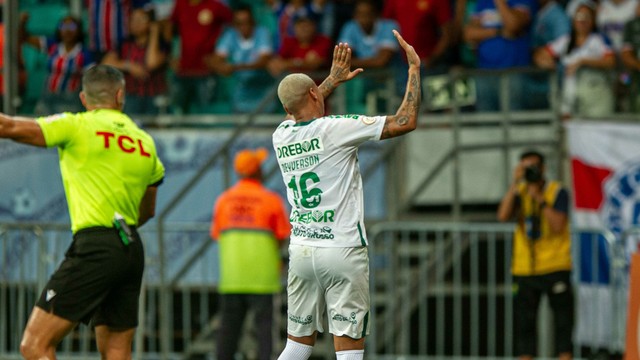 Deyverson comemora gol do Cuiaba contra o Bahia