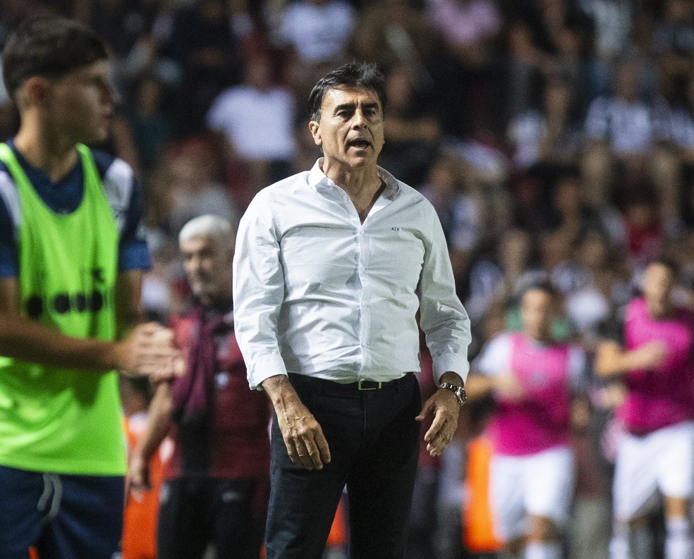 Gustavo Quinteros, técnico acertado com o Grêmio e campeão pelo Vélez